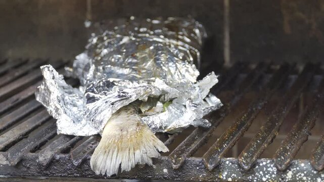 pescado a la parrilla envuelto en papel aluminio