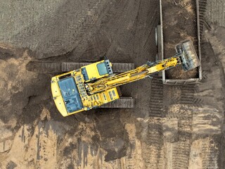 Bagger verlädt Erde auf einer Baustelle auf einen Traktor mit Muldenkipper, Tiefbau, Straßenbau,...
