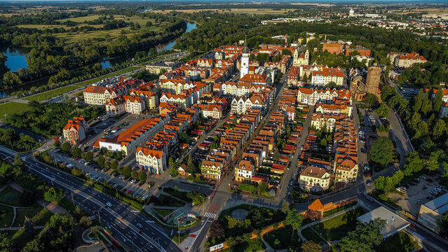 Stare Miasto w Głogowie z drona w  słoneczny dzień