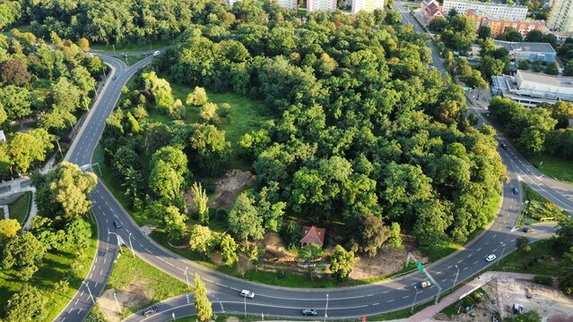 Ogromne rondo w Głogowie w letni słoneczny dzień z drona