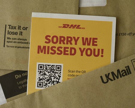  DHL delivery note with other english mail.