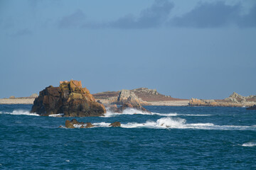 Vagues et écume sur la côte bretonne