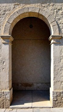 Foto a colori di facciata con cornice bianca e nera, cornice, arco, muro
