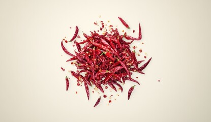 Naklejka premium Dried red chili peppers pile with flakes.
