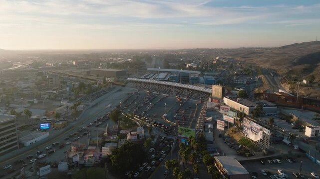 Garita Internacional de San Ysidro | Frontera Tijuana - San Diego - Vista A&eacute;rea con Drone en puesta de sol