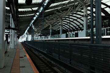 長崎駅の鉄骨と線路とホーム