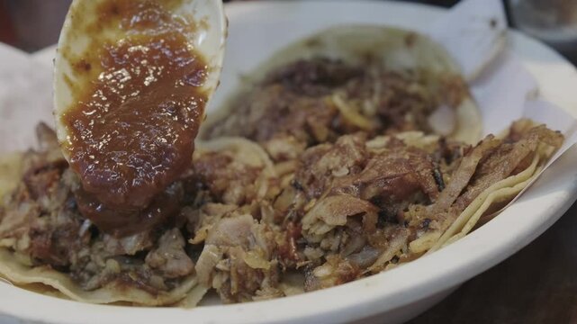 Comida tradicional mexicana, preparando tacos en la ciudad de M&eacute;xico, taqueros profesionales muestran la preparaci&oacute;n del taco