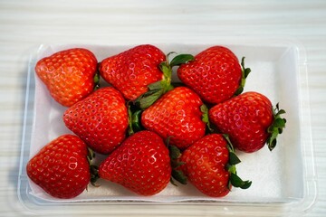 旬のパック入りのイチゴ