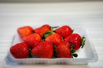 完熟のパック入りのイチゴ