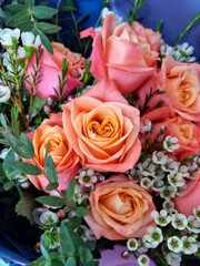 
This is a bouquet with pink roses.
