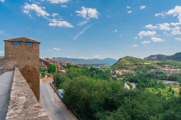 Paisaje urbano de un pueblo medieval en los pirineos, un día soleado con cielo azul y nubes. Desde Ainsa, Huesca, Aragón, España, Europa.