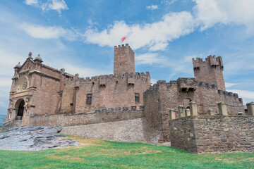 Castillo medieval europeo un d&iacute;a soleado con cielo azul y nubes. Desde Javier, Navarra, Espa&ntilde;a.
