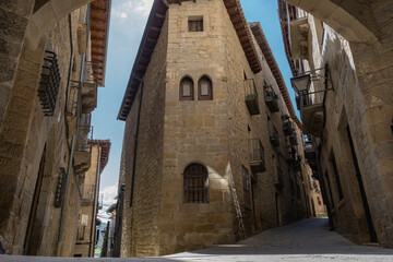 Pueblo medieval Europeo de piedra, un día soleado con cielo azul. Desde Sos del Rey Católico, Huesca, Aragón, España, Europa.