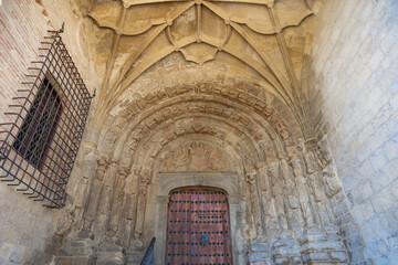 Pueblo medieval Europeo de piedra, un día soleado con cielo azul. Desde Sos del Rey Católico,...