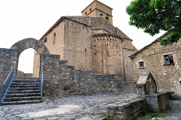 Pueblo antiguo pintoresco de la España bacia un día soleado. Desde Undues-Pintano, Zaragoza,...