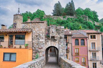 Pueblo medieval pintoresco en las montañas . Desde los Pirineos, España, Europa.