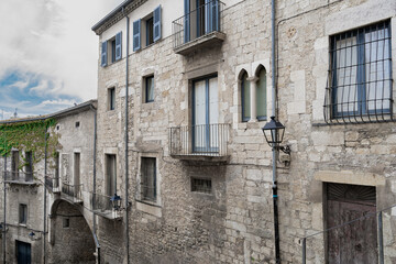 Ciudad medieval de Girona un día soleado con cielo azul y nubes. Desde Gerona, Cataluña, España, Europa.