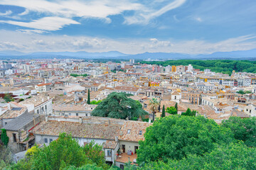Fototapeta premium Ciudad de Girona un día soleado con cielo azul y nubes. Desde Gerona, Cataluña, España, Europa.