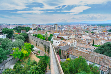 Fototapeta premium Muralla medieval de Girona un día soleado con cielo azul y nubes. Desde Gerona, Cataluña, España, Europa.