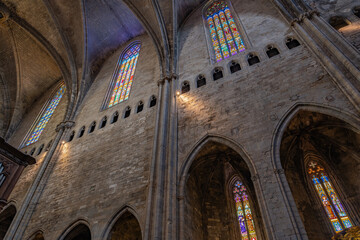 Detalle de las cristaleras de un edificio religioso medieval europeo.