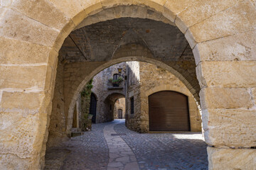 Fototapeta premium Pueblo medieval pintoresco un día soleado. Desde Pals, Gerona, Cataluña, España, Europa.