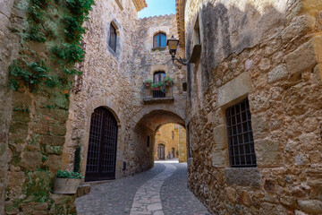 Pueblo medieval pintoresco un día soleado. Desde Pals, Gerona, Cataluña, España, Europa.