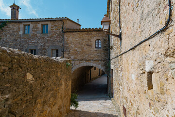 Pueblo medieval pintoresco un d&iacute;a soleado con cielo azul. Desde Peratallada, Gerona, Catalu&ntilde;a, Espa&ntilde;a, Europa.