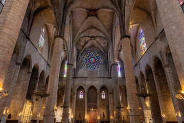 Interior de un edificio religioso católico medieval europeo.