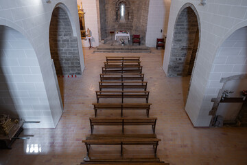 Interior de un edificio religioso católico medieval europeo.