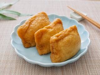 皿に盛られた稲荷ずし