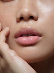 Obraz premium 健康的でクリーンな肌をもつ日本人女性の唇と口元のクローズアップ