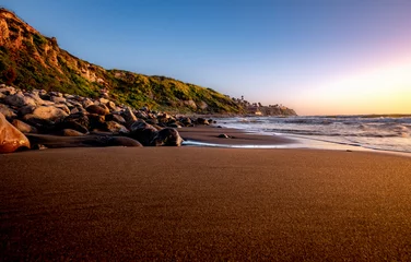 Gardinen Braun RAT Beach in Palos Verdes Estates gives off a warm hue during low tide, revealing shoreline, rocks and coastal features on a Springtime day  © Web & Walls 