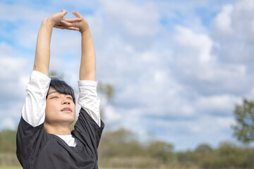腕を伸ばすストレッチする男性