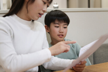 Fototapeta premium 通知表を見て困った顔の母親