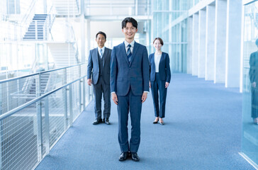 オフィスに立つ若手のビジネスマン