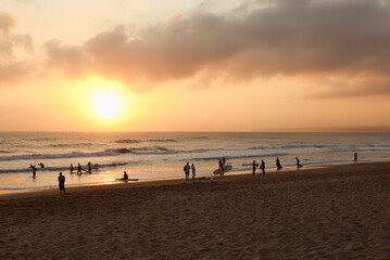 Surfer am Strand bei Sonnenuntergang am Praia-de-Gale, Algarve Portugal