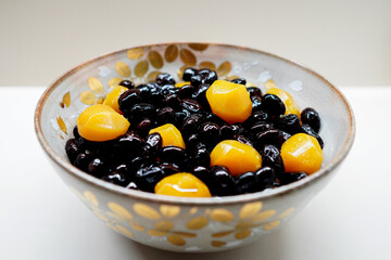 白背景の黒豆と栗の甘露煮