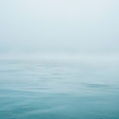 Obraz premium Body of water with a foggy sky in the background