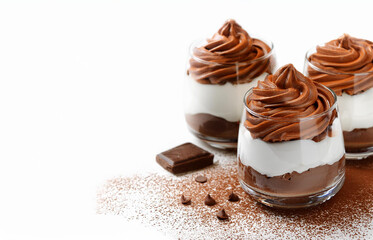 チョコレートホイップクリームを飾った大人の美味しいパフェ