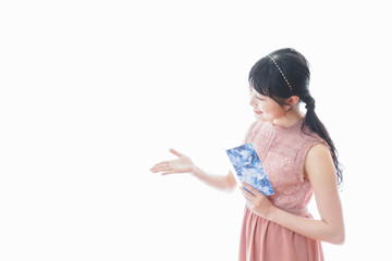 パーティーの招待状を持つ若い女性