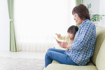 おばあちゃんとスマホを使う子供