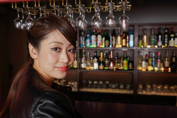 バーカウンターに座る大人の女性