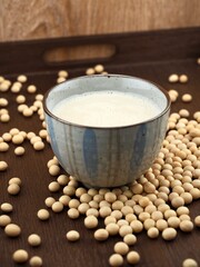 신선한 유기농 두유와 콩