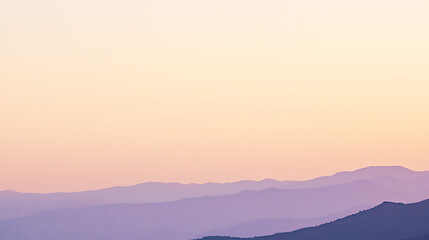 Obraz premium A mountain range with a beautiful purple sky in the background
