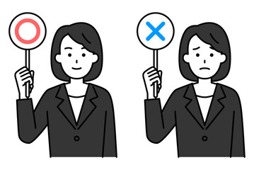 ○×マークのプラカードを上げる黒いスーツの女性