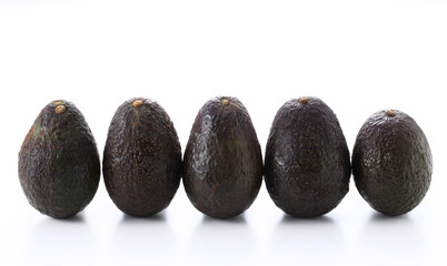 一列に並べたアボカド　白バック