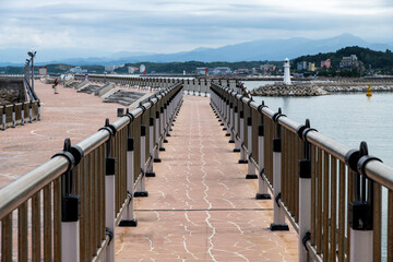 Obraz premium walkway on the seawall at the harbor