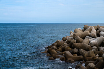sea and tetrapods at the jetty