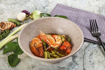 Prawn with asparagus and spices