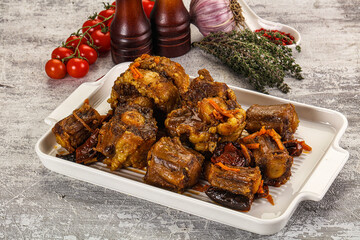Baked oztail with tomato and carrot